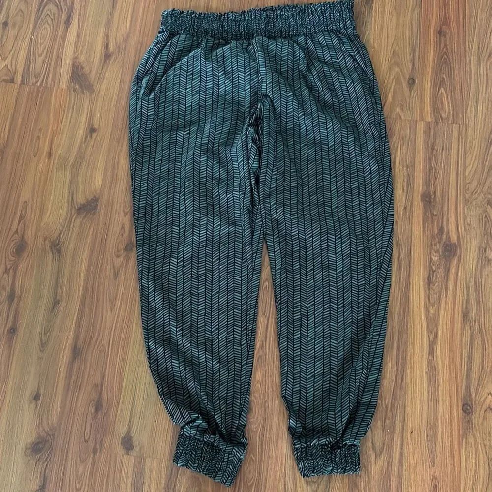 Athleta green and black print joggers recycled poly 10